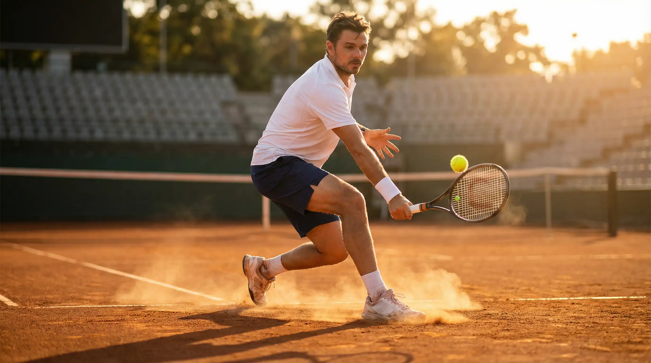 Tennista professionista in azione su campo in terra battuta con racchetta e pallina da tennis